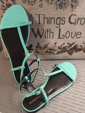 Merona Mint Green Strappy Flat Sandals Size 8.5 "T Strap Sandal NWOT